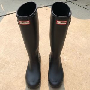 Women’s tall matte black Hunter boots